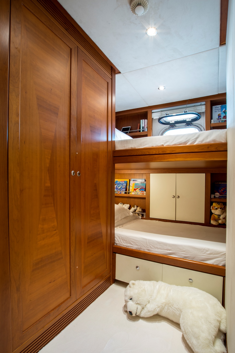 Yacht ZULU, INACE Explorer Boat CHARTERWORLD Luxury Superyacht Charters
